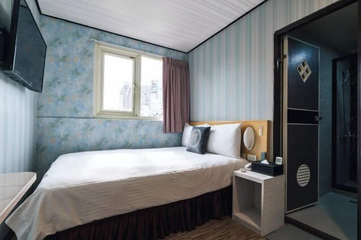 Blackout curtains, soundproofing, iron/ironing board, free WiFi