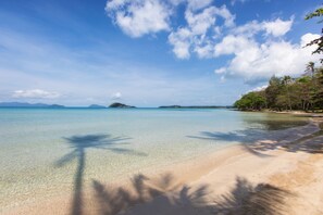 On the beach, beach towels - Mira Montra Resort Koh Mak (Ko Mak)