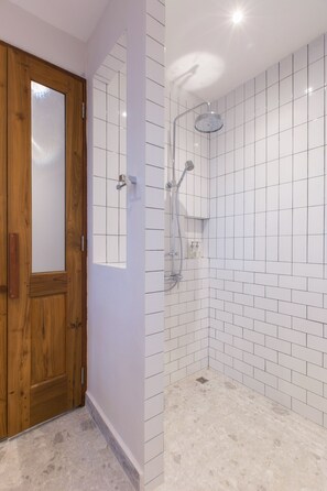Zimmer, Meerblick (Hilltop) | Badezimmer | Dusche, Regendusche, kostenlose Toilettenartikel, Haartrockner