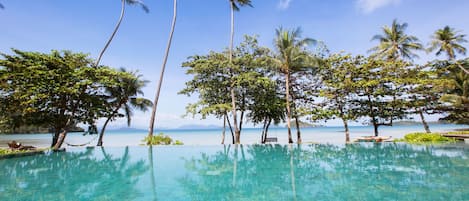 Una piscina al aire libre, tumbonas