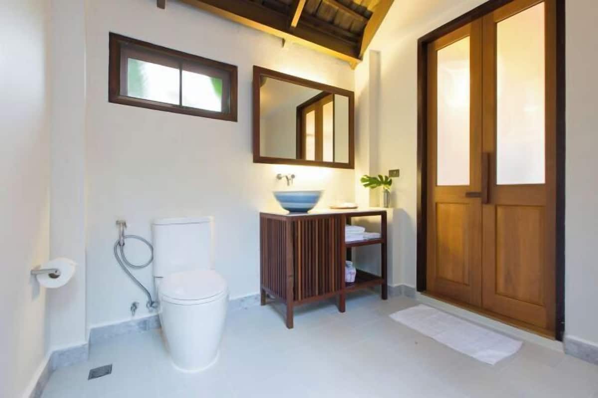 Shower, rainfall showerhead, free toiletries, hair dryer