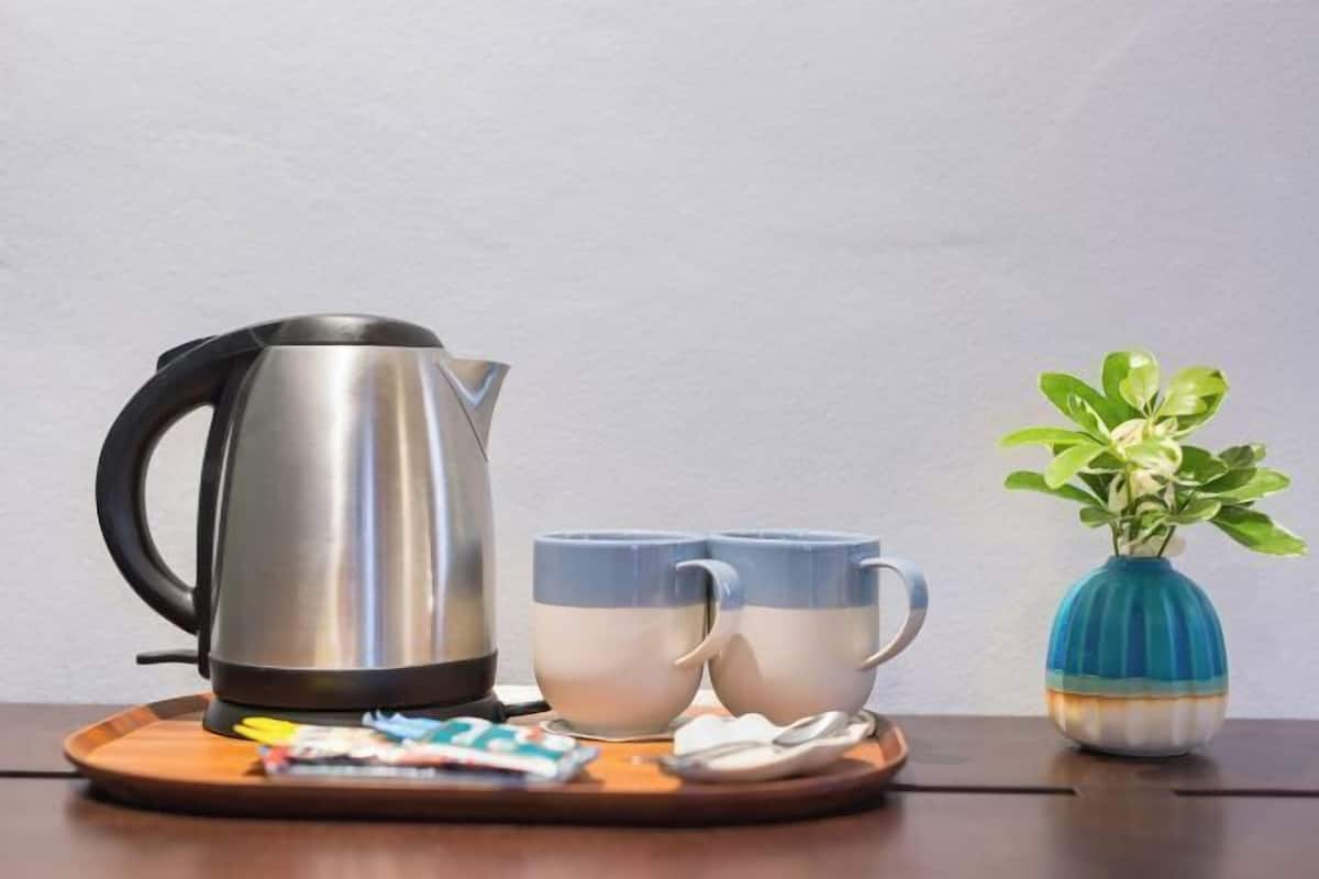 Coffee/tea maker, fridge, electric kettle