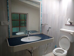 Shower, free toiletries, towels