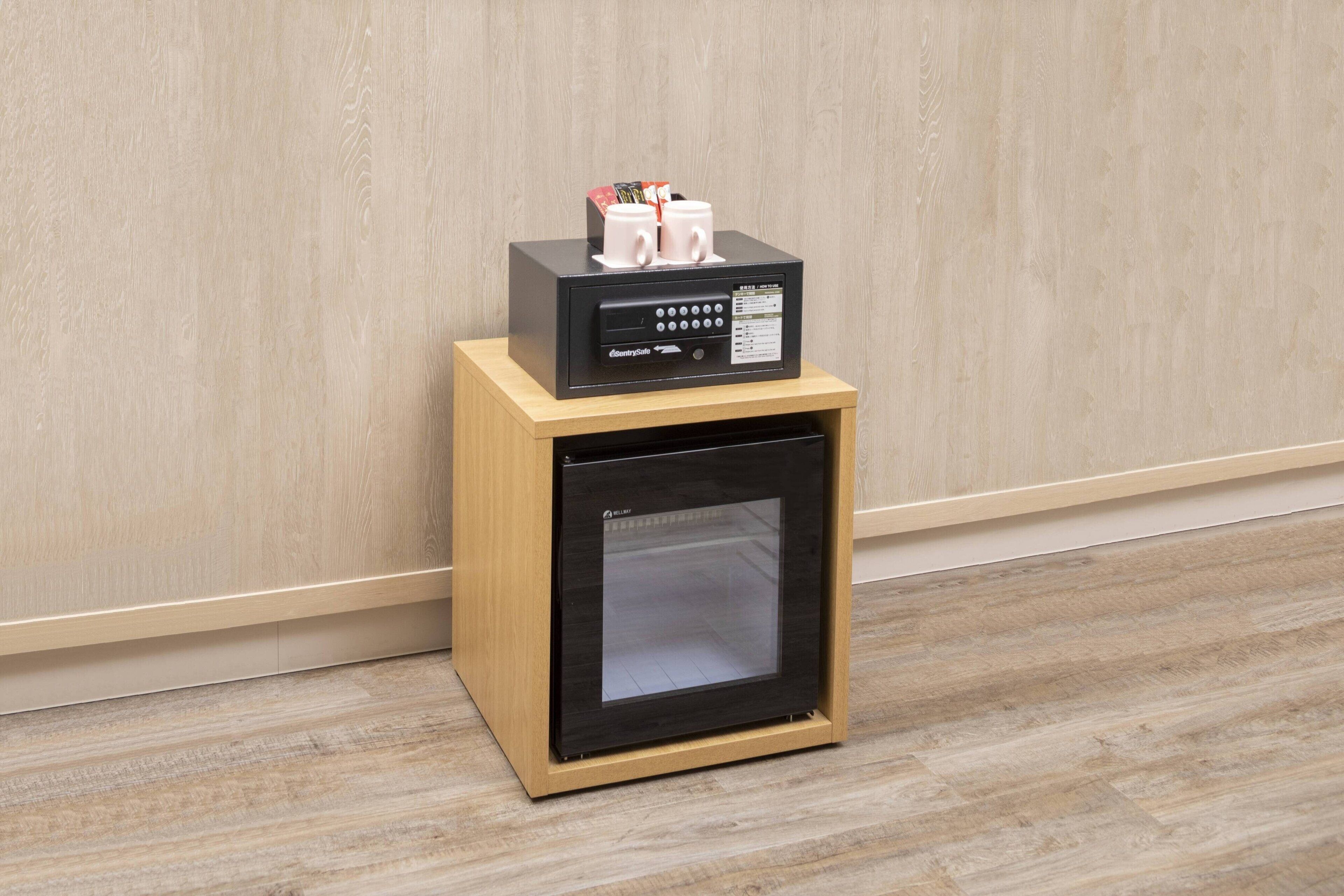 premium bedding, down duvets, in-room safe, desk