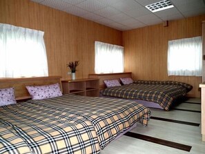 Kamar Quadruple Standar | Meja kerja, tirai kedap cahaya, dan tempat tidur lipat/tambahan