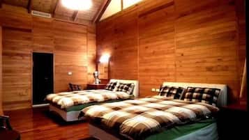 Kamar Quadruple Superior | Meja kerja, tirai kedap cahaya, dan tempat tidur lipat/tambahan