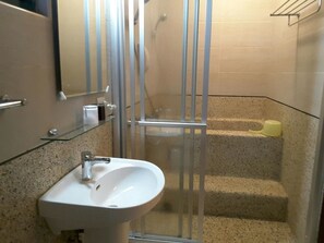 Free toiletries, hair dryer, slippers, towels - AiShangXiWeng B&B (Wufeng)