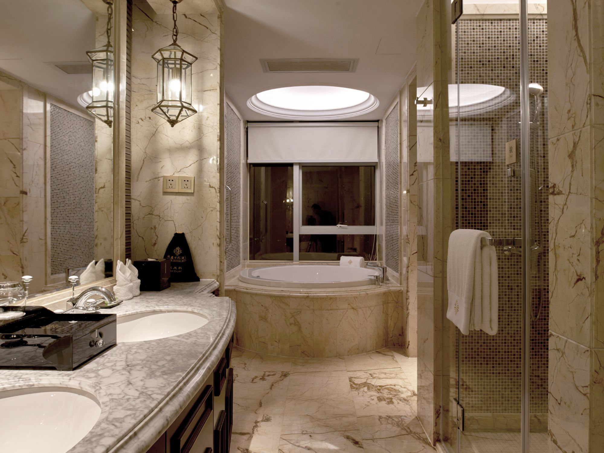 executive room | bathroom | separate bathtub and shower, free toiletries, hair dryer, slippers