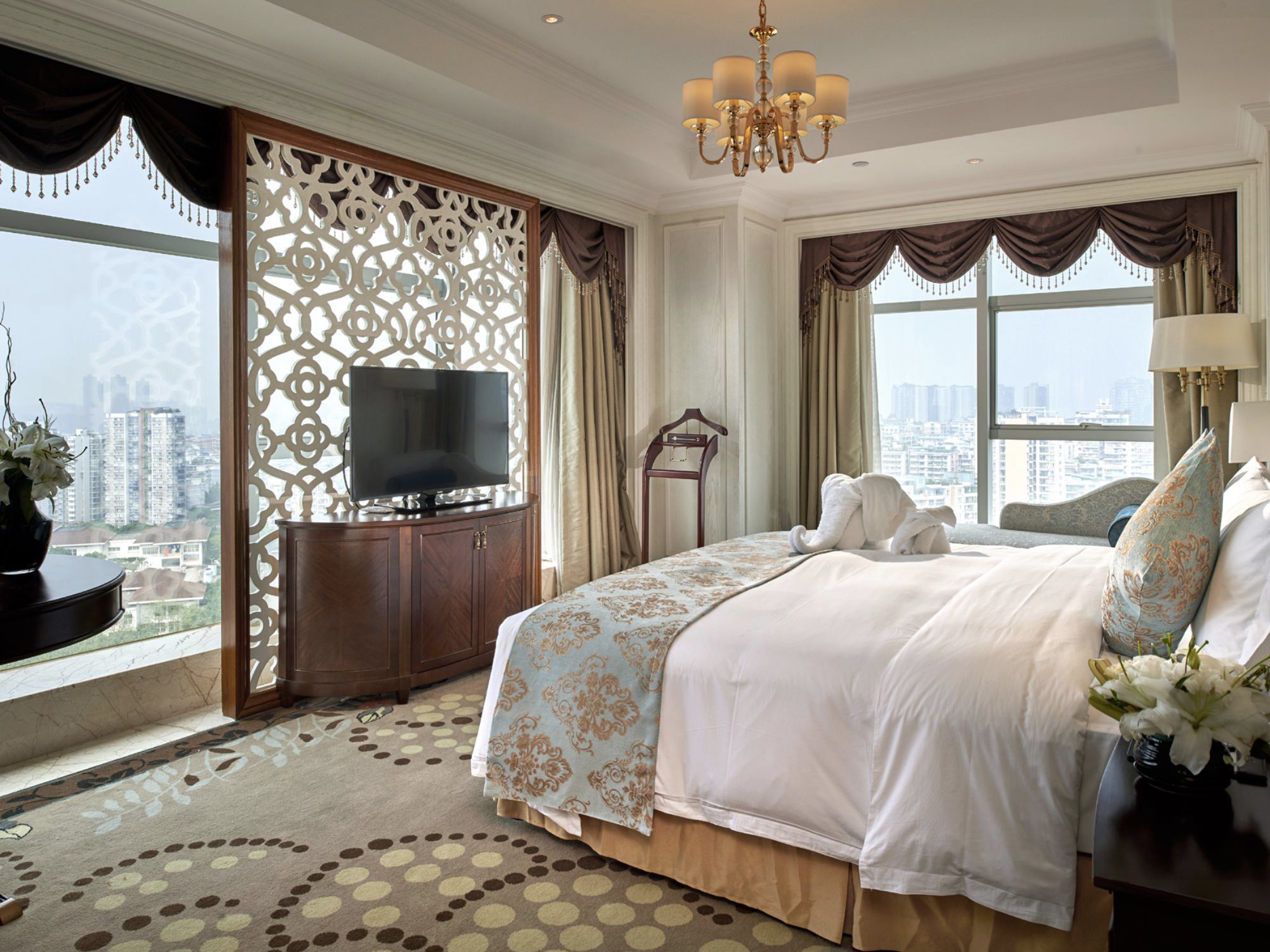 premium suite | minibar, in-room safe, desk, blackout curtains