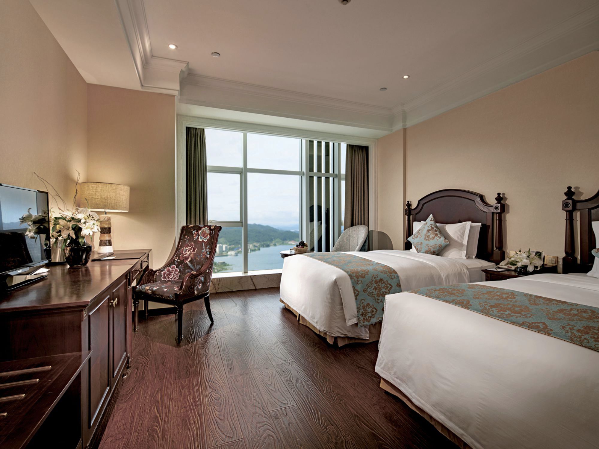 premium room | minibar, in-room safe, desk, blackout curtains