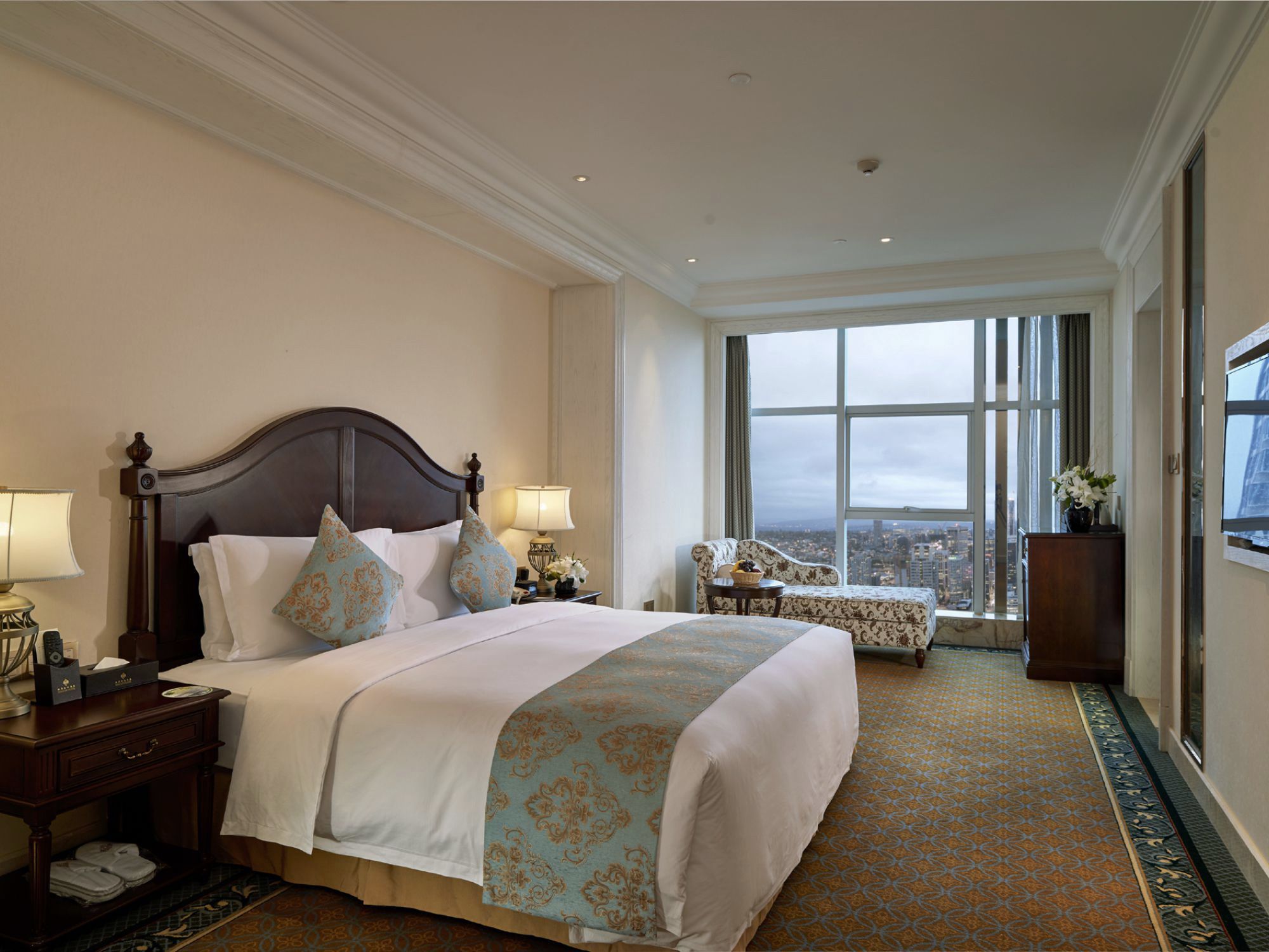 executive room | minibar, in-room safe, desk, blackout curtains