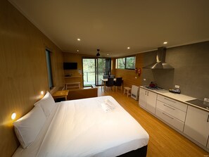 Cabaña Confort, 1 habitación, cocina básica, vistas al parque | Zona de estar | Una mesa de tenis de mesa