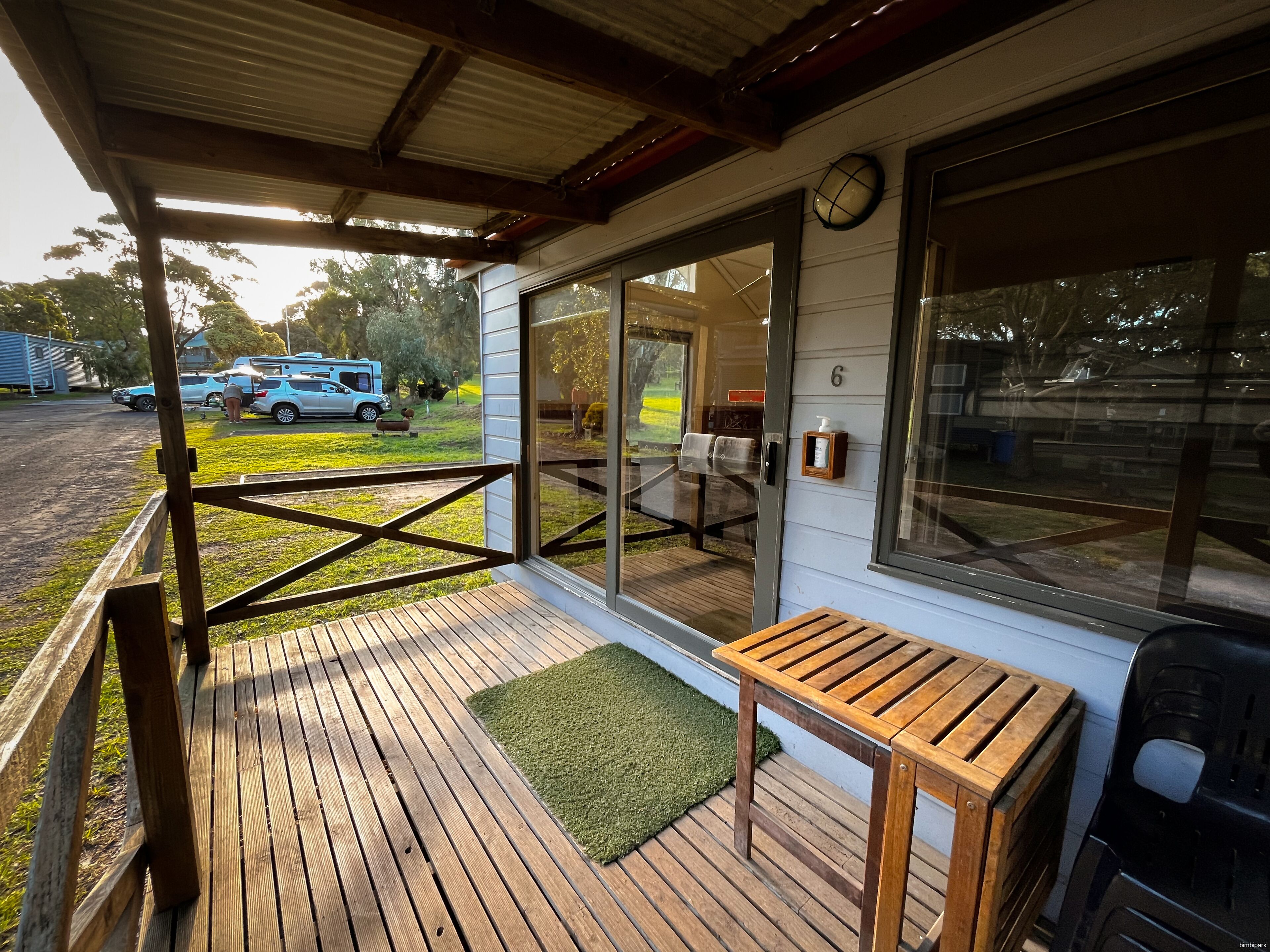 Standard Cabin 2 Bedrooms Shared Bathroom (1 King Bed, 1 Bunk, 1 Trundle) | Terrace/patio