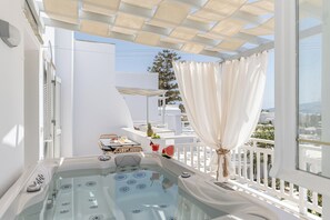 Premium bedding, in-room safe, soundproofing, iron/ironing board - Birikos Hotel & Suites (Naxos)
