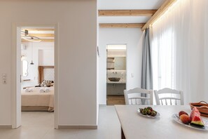 小型套房, 阳台, 海景 | 高档床上用品、客房内保险箱、隔音、熨斗/熨板