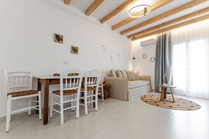 Living area - Birikos Hotel & Suites (Naxos)