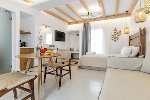 Exclusive Studio Suite, Hot Tub, Sea View | Living area