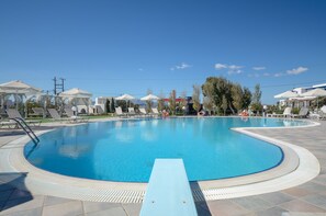 Outdoor pool - Birikos Hotel & Suites (Naxos)