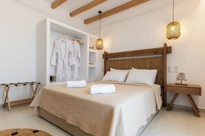 Premium bedding, in-room safe, soundproofing, iron/ironing board - Birikos Hotel & Suites (Naxos)