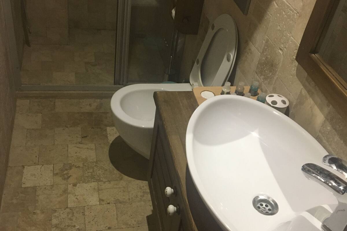 Douche, articles de toilette gratuits, sèche-cheveux, chaussons