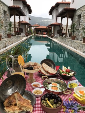 Petit-déjeuner complet compris tous les jours