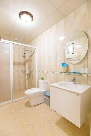 Standard-Vierbettzimmer | Badezimmer