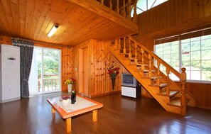 Room (Alps 9) | Living area