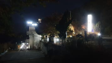 Façade de l’hébergement - soirée/nuit