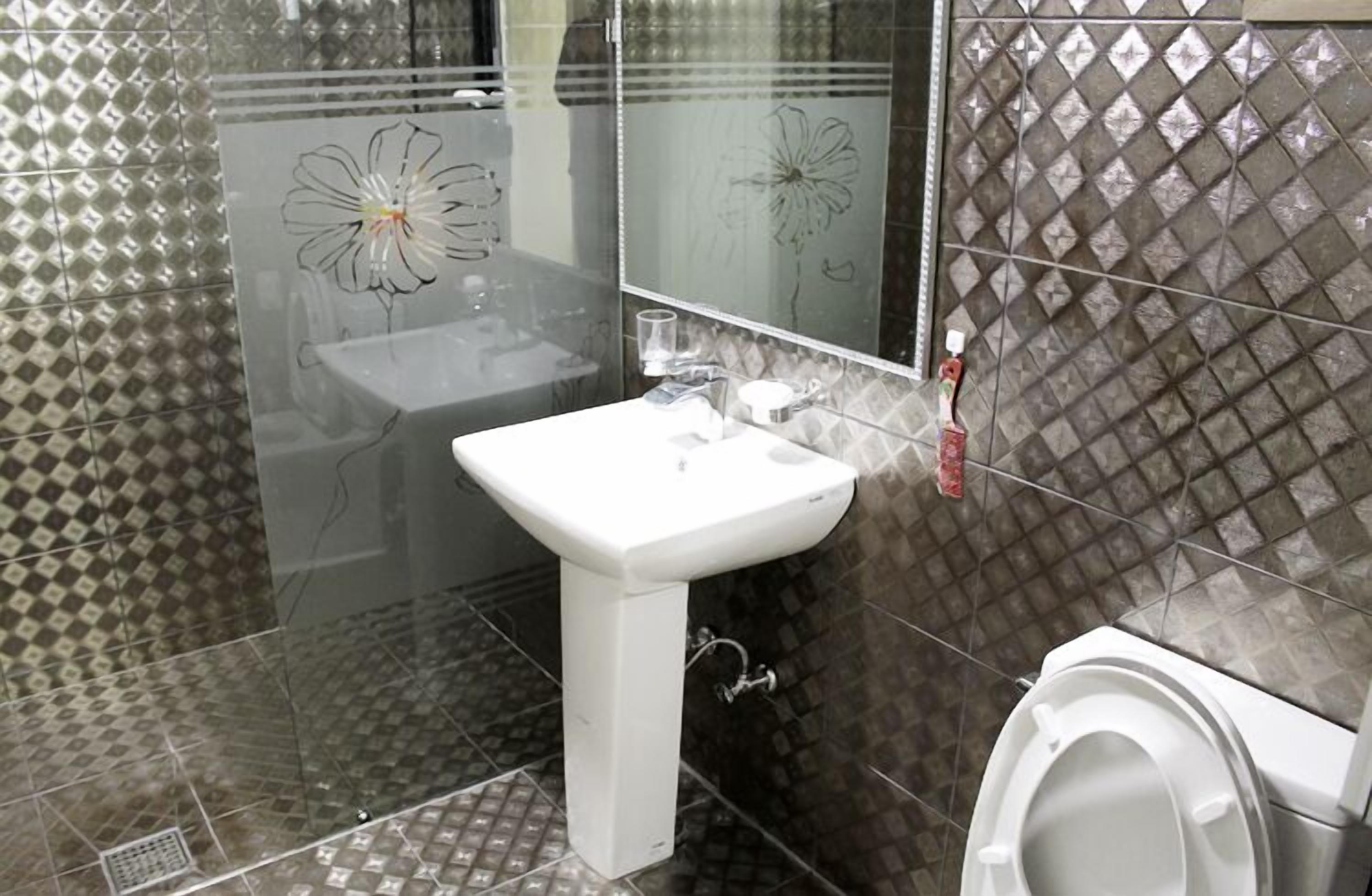 red room | bathroom | free toiletries, hair dryer, bidet, towels