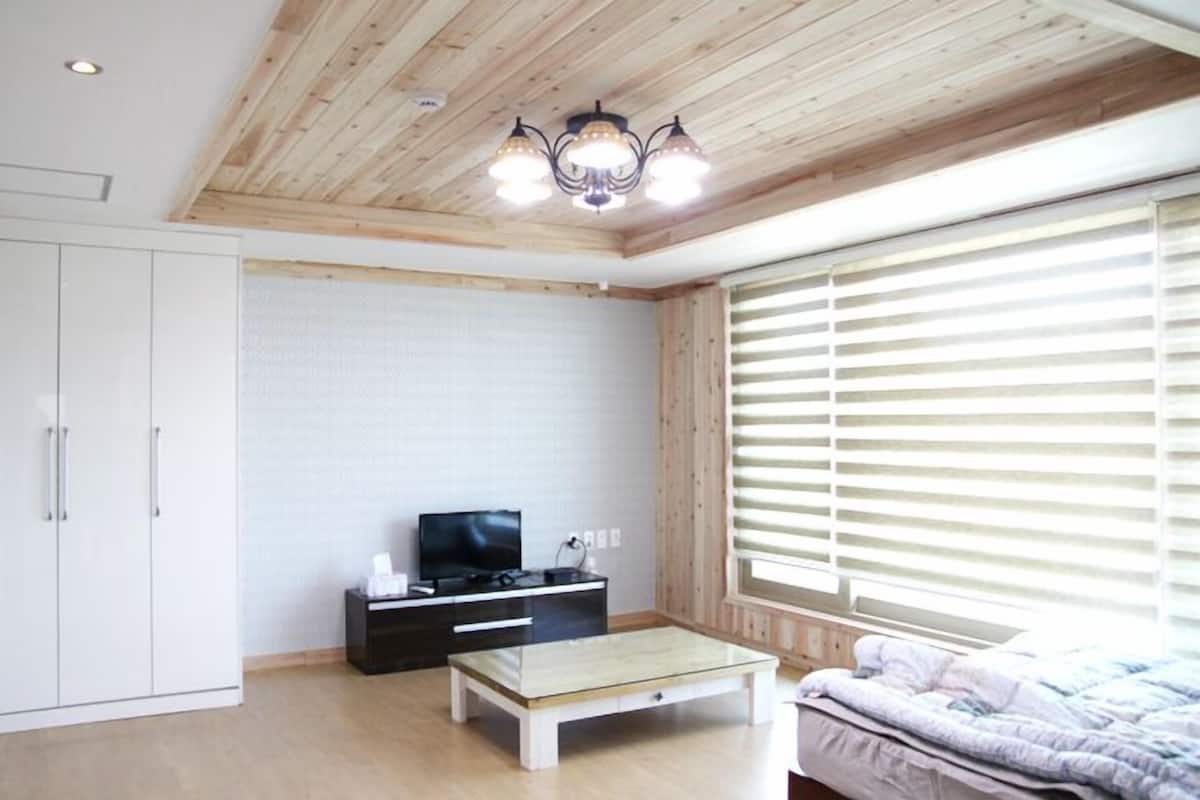 Kamer (Silver) | Woonruimte | Een flatscreentelevisie
