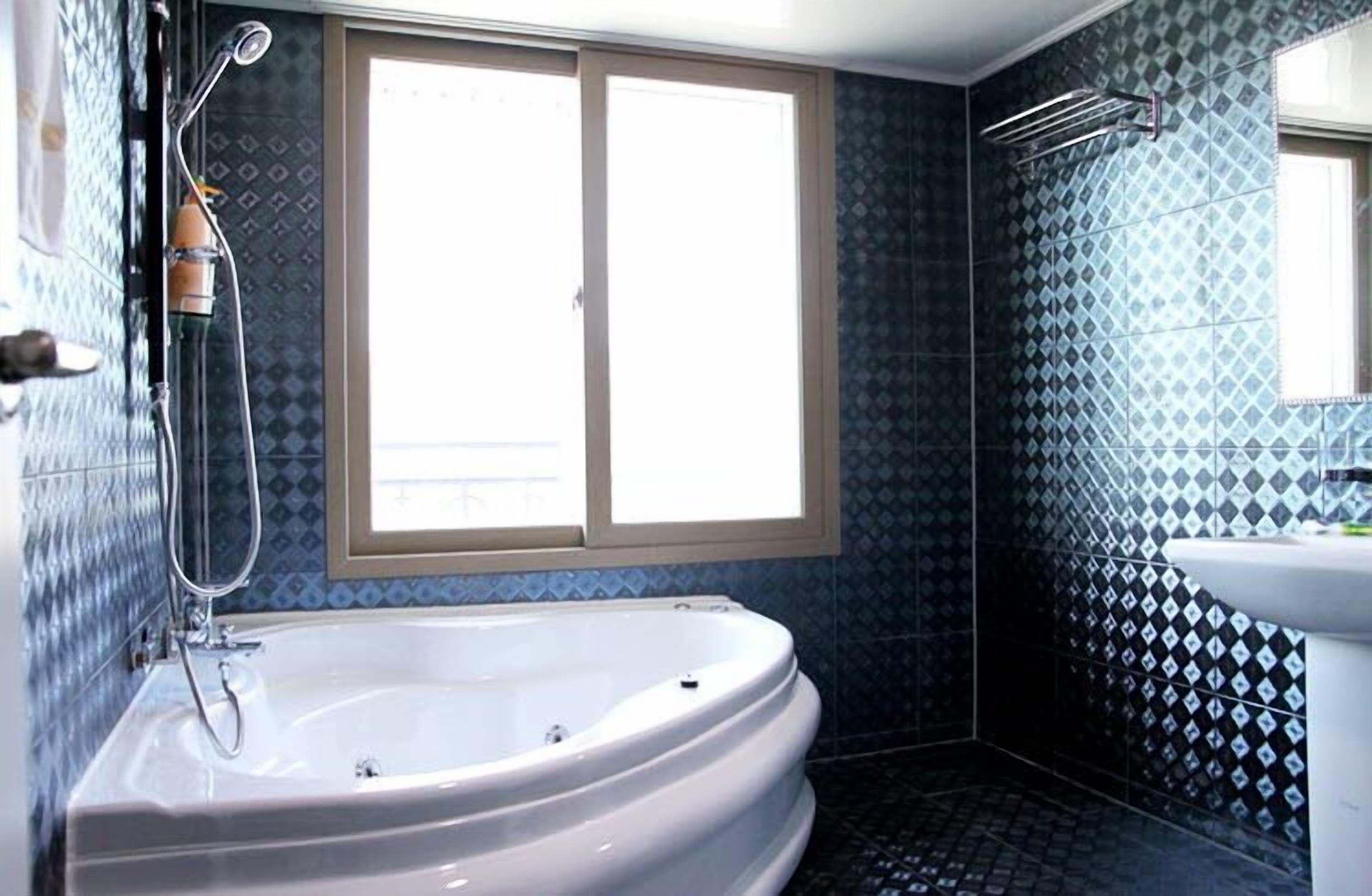 yellow room | jetted bathtub