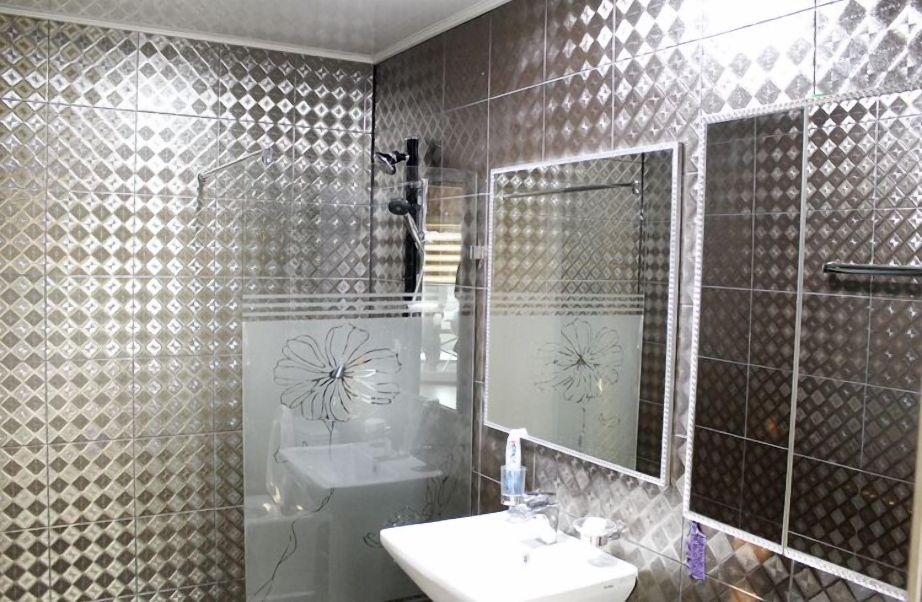 gold room | bathroom | free toiletries, hair dryer, bidet, towels