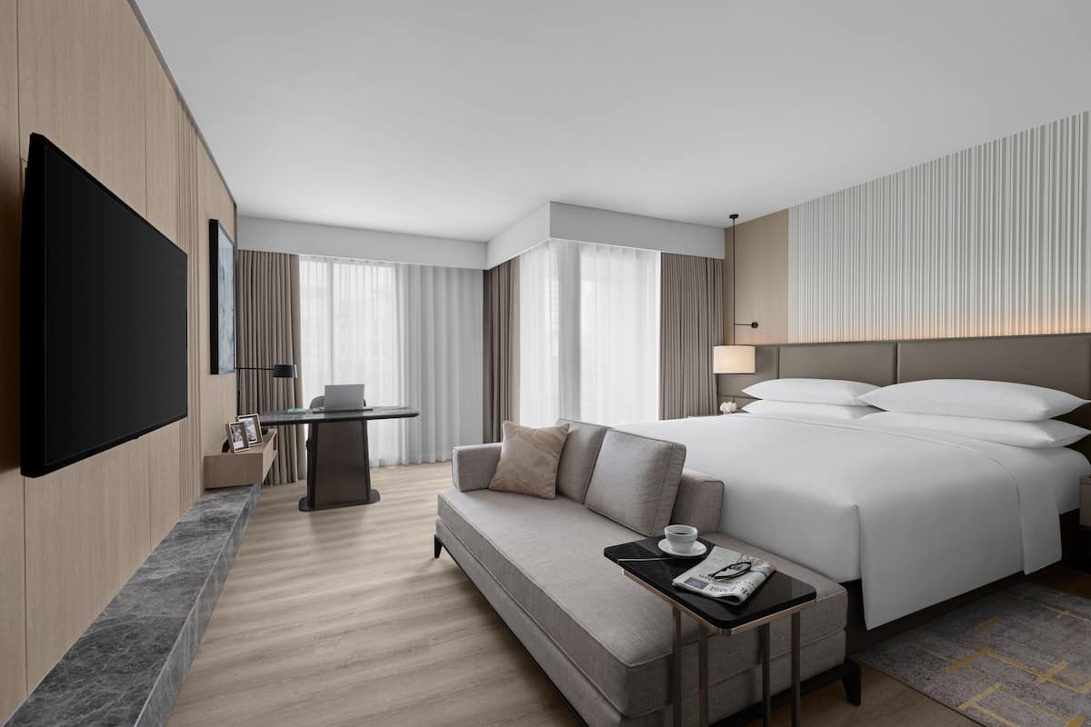 3 bedrooms, in-room safe, desk, blackout curtains