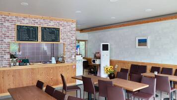 Se ofrece un desayuno coreano (7900 KRW por persona)