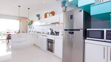 Villa, 3 Bedrooms | Private kitchenette | Full-size fridge, microwave, oven, stovetop