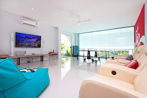 Vila, 3 quartos | Sala de estar | TV LED