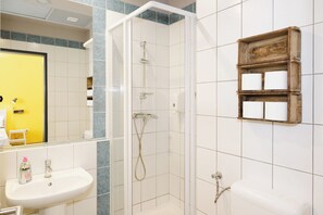 Bathroom - Wombat's City Hostel Budapest (Budapest)