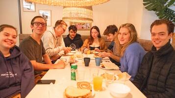 Café da manhã com buffet todos os dias (EUR 7.5 por pessoa)