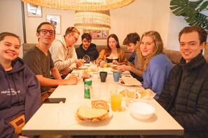 Desayuno buffet (EUR 7.5 por persona)