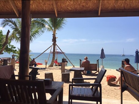 Se sirven desayunos, comidas y cocina internacional con vista a la playa