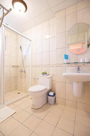 Standard Twin Room | Bathroom | Shower, free toiletries, hair dryer, slippers - L'adore B&B (Beinan)