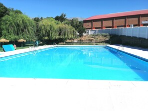 Outdoor pool - Gredos Loft (Arenas de San Pedro)