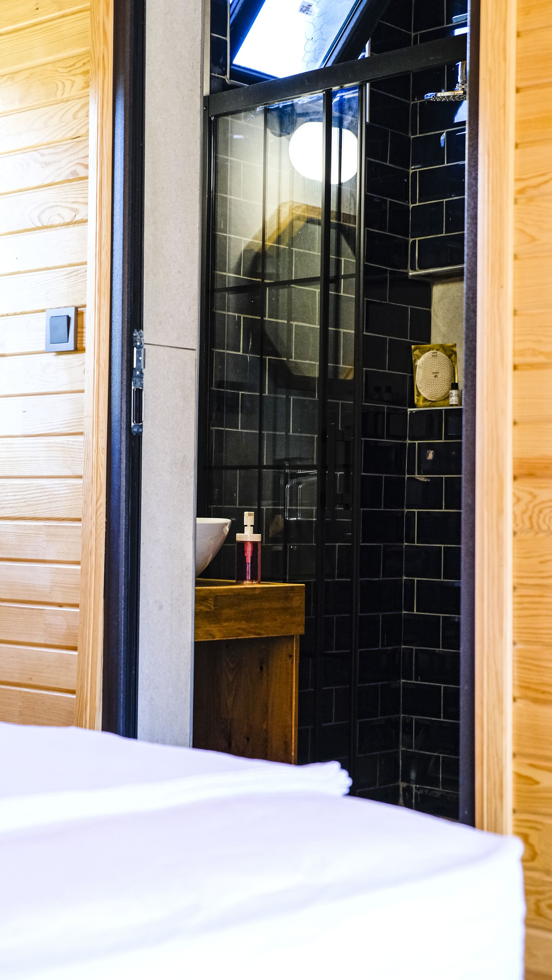 deluxe tree house | bathroom | shower, free toiletries, hair dryer, slippers