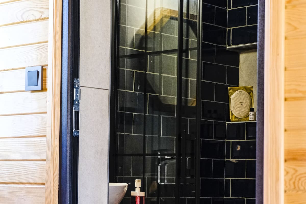 deluxe tree house | bathroom | shower, free toiletries, hair dryer, slippers