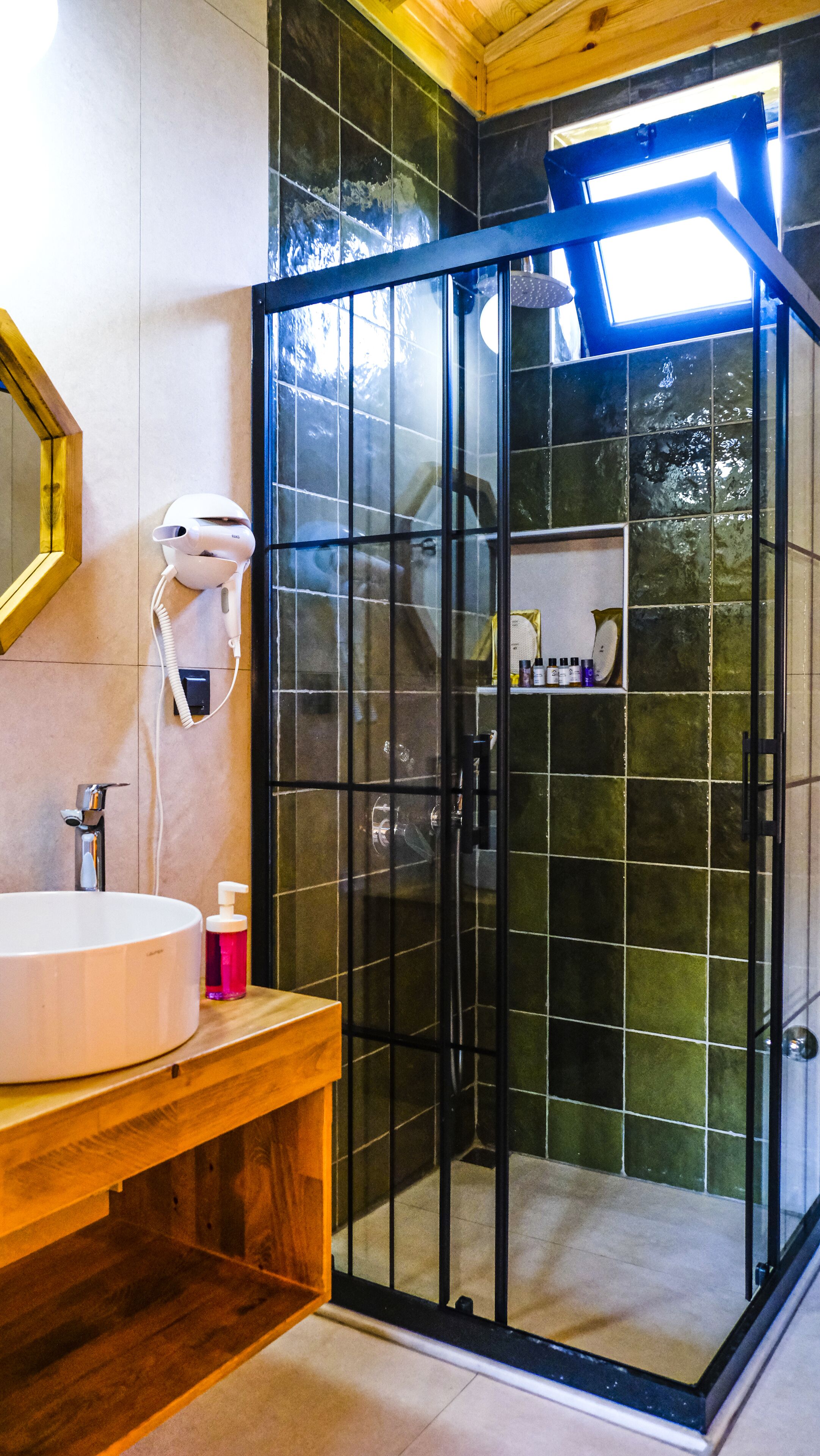 deluxe suite | bathroom | shower, free toiletries, hair dryer, slippers