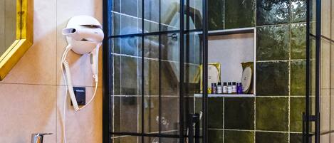 Une salle de bain moderne avec une douche à parois de verre, un meuble-lavabo en bois et un lavabo blanc.