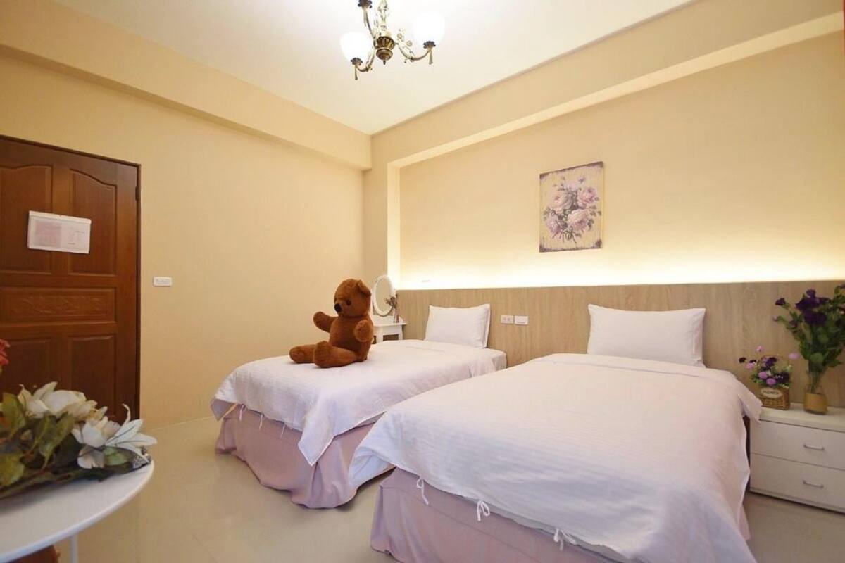Escritorio, cortinas blackout, wifi gratis y ropa de cama 