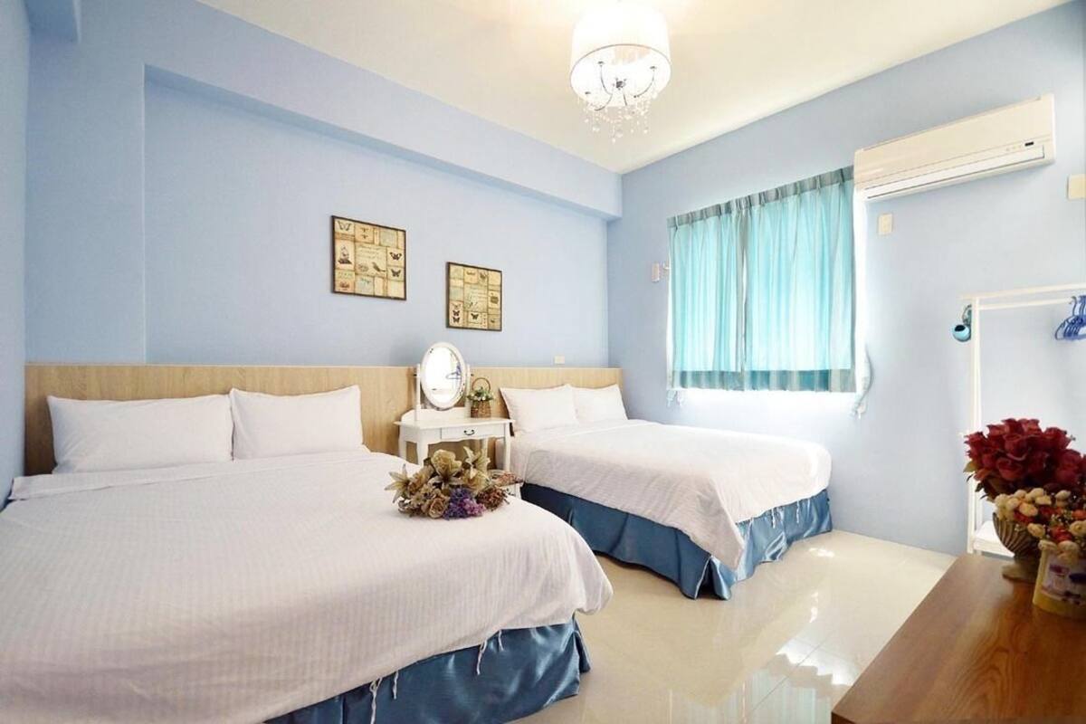 Habitación cuádruple estándar | Escritorio, cortinas blackout, wifi gratis y ropa de cama