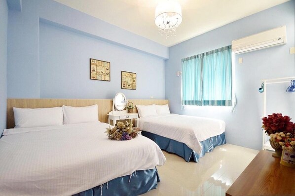 Standard Quadruple Room | Desk, blackout drapes, free WiFi, bed sheets - England Jazz B&B (Beinan)