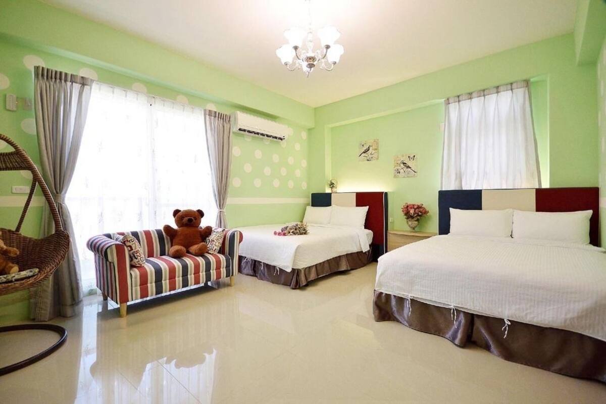Habitación cuádruple estándar | Escritorio, cortinas blackout, wifi gratis y ropa de cama